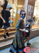 张柏芝陪儿子逛街，轻松驾驭高难度碎花长裙